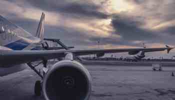 gray airliner